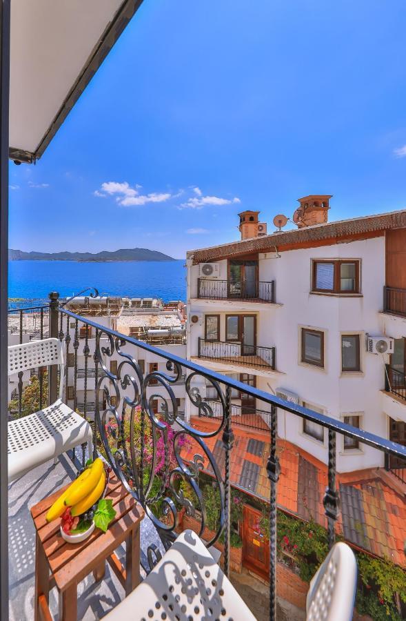 White House Apart Kaş Luaran gambar