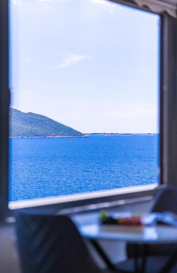 White House Apart Kaş Luaran gambar