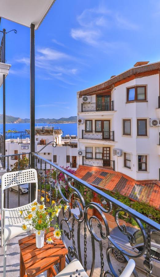 White House Apart Kaş Luaran gambar
