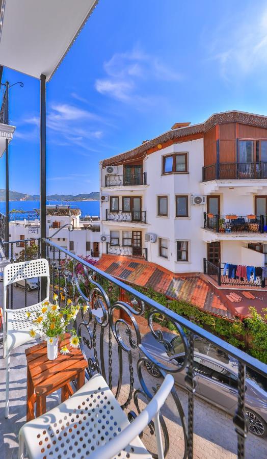 White House Apart Kaş Luaran gambar