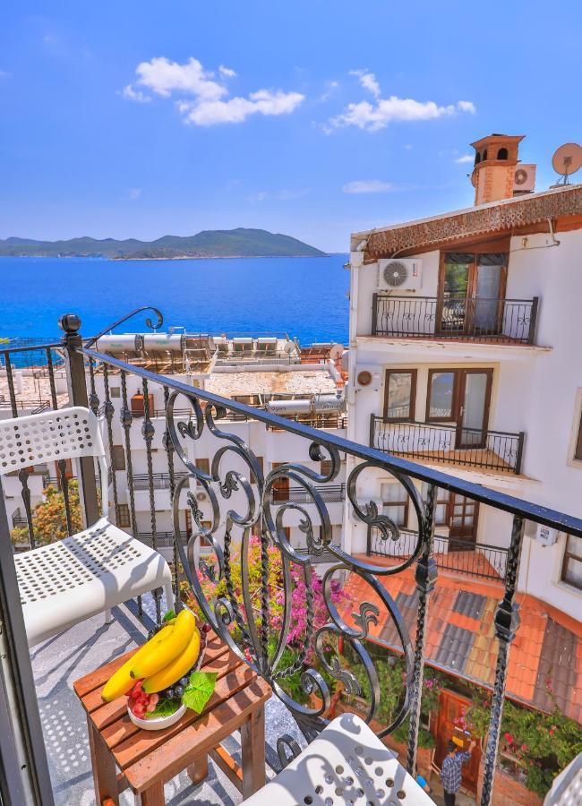 White House Apart Kaş Luaran gambar